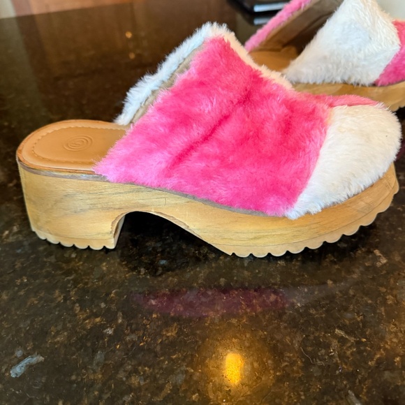 URBAN OUTFITTERS - Picture 2 of 3